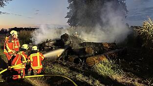 Nach etwa 20 Minuten konnte aufgrund des massiven Wassereinsatzes &bdquo;Feuer aus&ldquo; gemeldet werden.