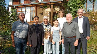 Die Gratulanten und der Jubilar: Kirchenpfleger Peter Holzfurtner, Pfarrer Joseph Chan, Enkelin Eva Marie Theiß, Ehefrau Inge Schötz, Enkelin Marlena Schötz, Enkel Benjamin Schötz, Jubilar Helmut Schötz und Bürgermeister Hans Greil (v.l.) Die Gratulanten und der Jubilar: Kirchenpfleger Peter Holzfurtner, Pfarrer Joseph Chan, Enkelin Eva Marie Theiß, Ehefrau Inge Schötz, Enkelin Marlena Schötz, Enkel Benjamin Schötz, Jubilar Helmut Schötz und Bürgermeister Hans Greil (v.l.)