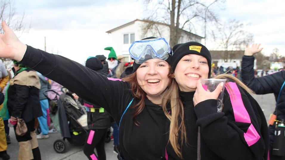 Viele Faschings-Fans haben sich am Samstag den Umzug in Langenbach angesehen. Viele Faschings-Fans haben sich am Samstag den Umzug in Langenbach angesehen.