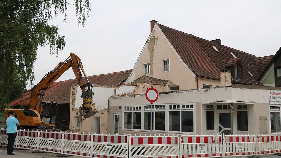 Ein Bagger übernimmt den Abriss von Teilen des Gebäudes am Rathausplatz 6. Viele Schierlinger haben sicherlich nostalgische Erinnerungen an das Café Pösl, das über Jahrzehnte Treffpunkt war. Ein Bagger übernimmt den Abriss von Teilen des Gebäudes am Rathausplatz 6. Viele Schierlinger haben sicherlich nostalgische Erinnerungen an das Café Pösl, das über Jahrzehnte Treffpunkt war.