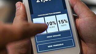Welches Feld auf der Anzeige tippt man f&uuml;rs Trinkgeld im Restaurant an? (Symbolbild)