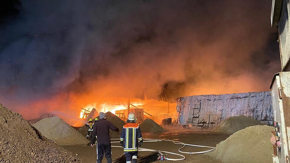 Ein größeres Aufgebot der Feuerwehr war seit dem frühen Dienstagmorgen auf dem Anwesen im Einsatz. (Symbolbild)