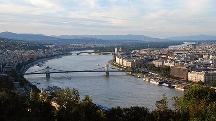 Von Eining bei Kelheim bis zur Donaum&uuml;ndung war der zweitl&auml;ngste Strom Europas einst Grenze des r&ouml;mischen Imperiums. An vielen Orten, in K&uuml;nzing wie in Budapest (im Bild) zum Beispiel, legten die R&ouml;mer an der Donau Milit&auml;r-St&uuml;tzpunkte an.