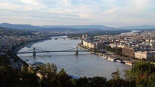 Von Eining bei Kelheim bis zur Donaumündung war der zweitlängste Strom Europas einst Grenze des römischen Imperiums. An vielen Orten, in Künzing wie in Budapest (im Bild) zum Beispiel, legten die Römer an der Donau Militär-Stützpunkte an. Von Eining bei Kelheim bis zur Donaumündung war der zweitlängste Strom Europas einst Grenze des römischen Imperiums. An vielen Orten, in Künzing wie in Budapest (im Bild) zum Beispiel, legten die Römer an der Donau Militär-Stützpunkte an.