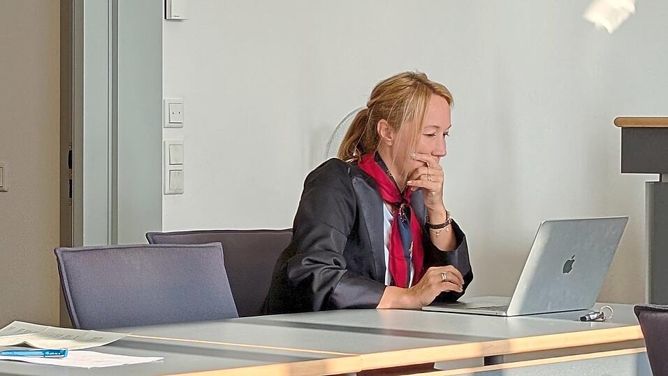 Der Stuhl neben der Pflichtverteidigerin Agathe Kerscher blieb am Mittwoch leer. Warum, das kann man vorerst nur spekulieren. Der Stuhl neben der Pflichtverteidigerin Agathe Kerscher blieb am Mittwoch leer. Warum, das kann man vorerst nur spekulieren.