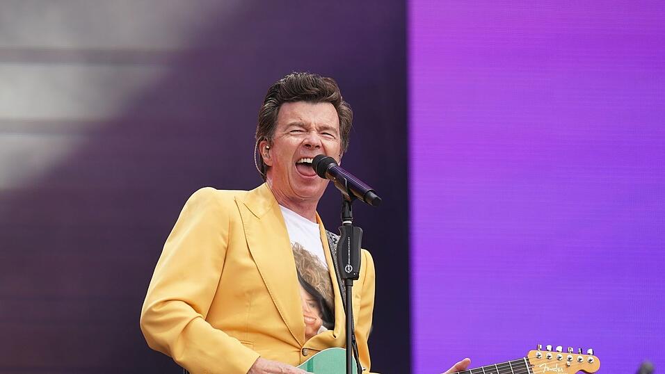 Rick Astley greift gern mal in die Saiten. (Archivbild)