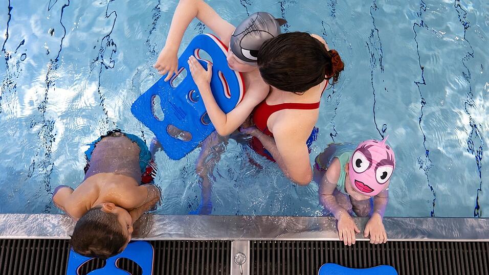 Familien können finanzielle Unterstützung für Aktivitäten wie Schwimmunterricht bekommen. Familien können finanzielle Unterstützung für Aktivitäten wie Schwimmunterricht bekommen.
