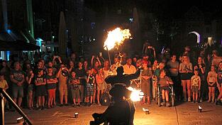 Die Feuershow begeisterte die Besucher der Kulturnacht. „Culture & Beat“ endet daher wie damals mit zwei spektakulären Feuershows. Die Feuershow begeisterte die Besucher der Kulturnacht. „Culture & Beat“ endet daher wie damals mit zwei spektakulären Feuershows.