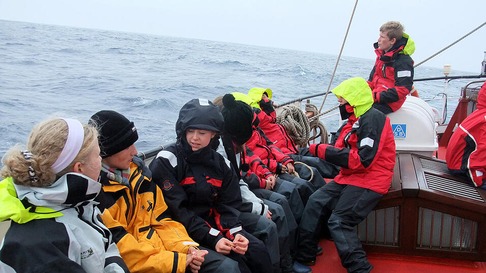 Frieren an Deck. Frieren an Deck.