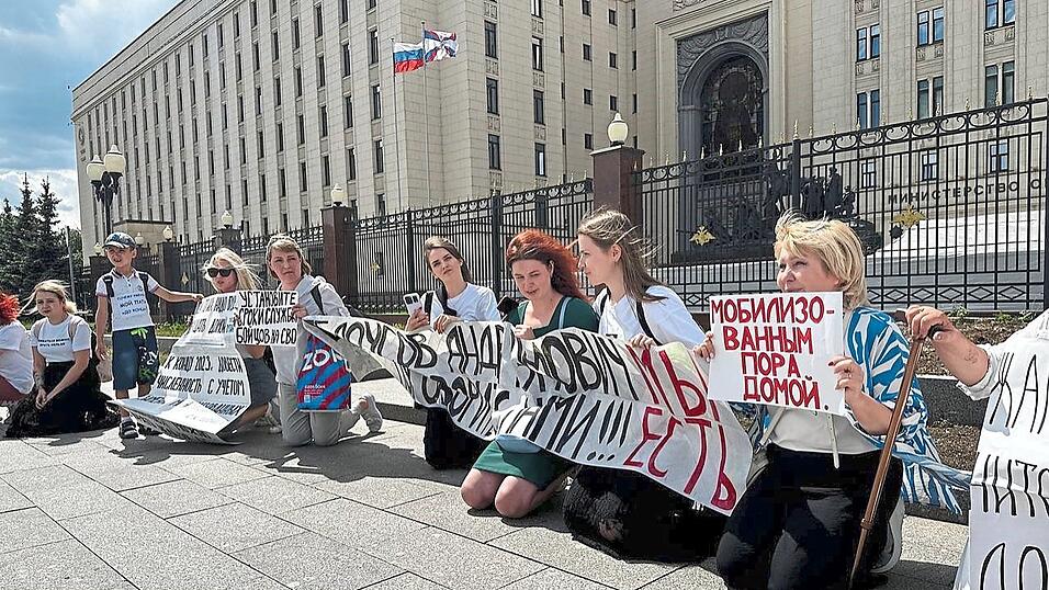 Ehefrauen von russischen Soldaten fordern vor dem Verteidigungsministerium in Moskau die Rückkehr ihrer Männer. Ehefrauen von russischen Soldaten fordern vor dem Verteidigungsministerium in Moskau die Rückkehr ihrer Männer.