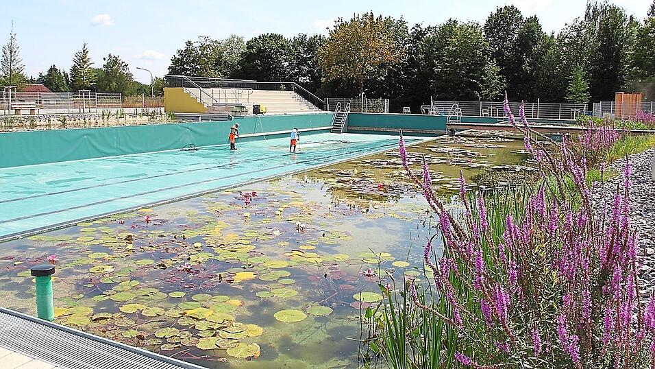 Im gro&szlig;en Becken laufen noch die letzten Restarbeiten, damit sich ab 1. August hier die Badeg&auml;ste tummeln k&ouml;nnen.
