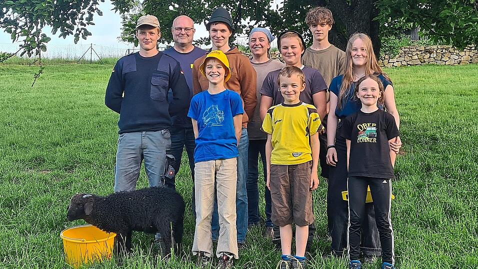 Markus Weinfurtner und seine Frau Sabine mit acht ihrer zehn Kinder.