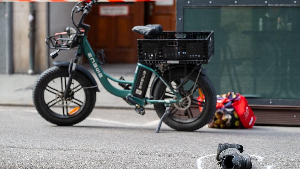 Der 37 Jahre alte Radfahrer sei wegen des Streits an einer Kreuzung in der N&auml;he des Karlsplatzes (Stachus) zun&auml;chst abgestiegen und zu dem Taxi hinter ihm gegangen, sagte eine Polizeisprecherin.