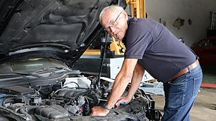 „Das ist mein Ausgleich“, sagt Hackl über das Werkeln an Motoren in seiner Werkstatt. „Das ist mein Ausgleich“, sagt Hackl über das Werkeln an Motoren in seiner Werkstatt.