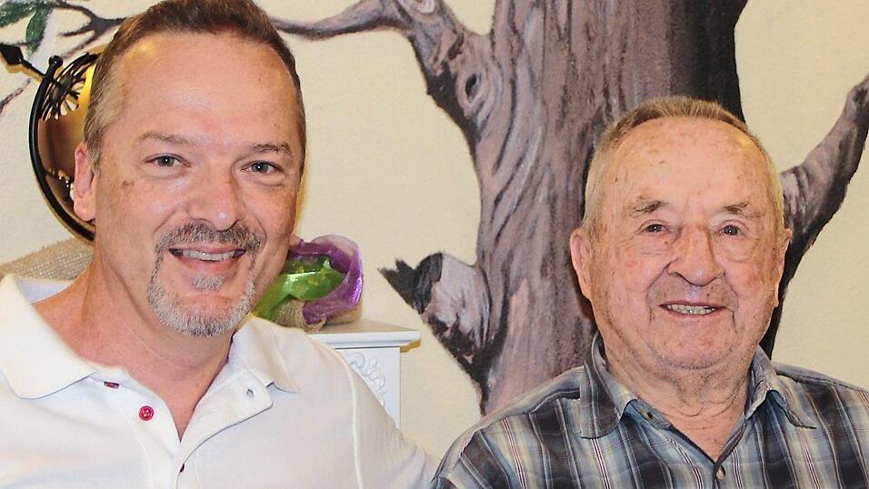 Für einen Plausch mit den Bewohnern des AWO-Seniorenzentrums Bayerwaldblick nimmt sich Robert Meyer (l.) gerne Zeit. Heinrich Funk freut sich: 'Mir geht es gut hier.'