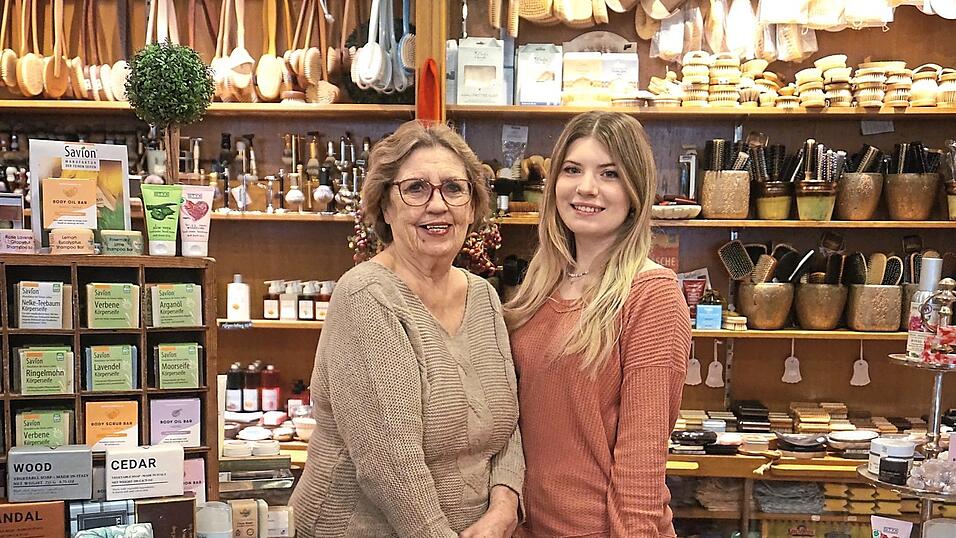 Waltraud Ernst führt inzwischen mit ihrer Enkelin Sophie Jäger das weit über Regensburg hinaus bekannte Fachgeschäft Bürsten Ernst. Waltraud Ernst führt inzwischen mit ihrer Enkelin Sophie Jäger das weit über Regensburg hinaus bekannte Fachgeschäft Bürsten Ernst.