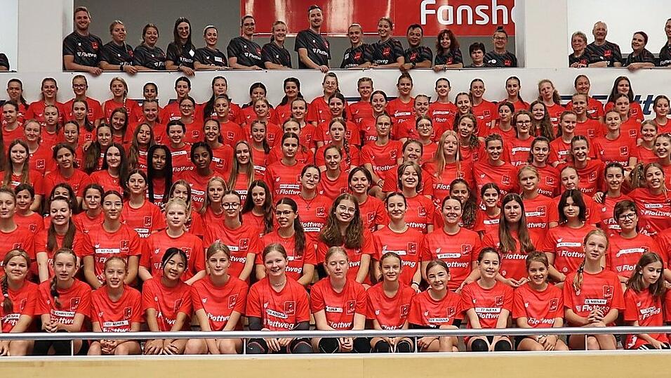 Insgesamt 140 Teilnehmerinnen waren in diesem Jahr beim Volleyball-Camp mit von der Partie. Insgesamt 140 Teilnehmerinnen waren in diesem Jahr beim Volleyball-Camp mit von der Partie.