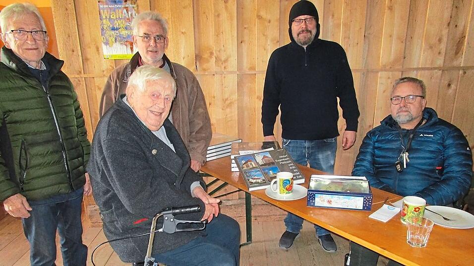 Chronist Ernst Gruß und sein Sohn Richard, Anton Paukner, Hans Seidl und Bernhard Zirngibl warben für die Bildbände über das einstige Altdorf. Chronist Ernst Gruß und sein Sohn Richard, Anton Paukner, Hans Seidl und Bernhard Zirngibl warben für die Bildbände über das einstige Altdorf.