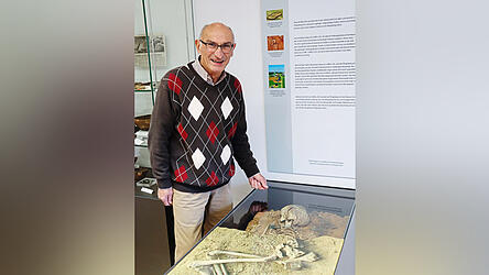 Franz Dengler neben dem bronzeitlichen Frauenskelett, das 2014&nbsp;auf dem Pfingstberg ausgegraben wurde.