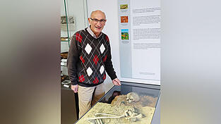 Franz Dengler neben dem bronzeitlichen Frauenskelett, das 2017 auf dem Pfingstberg ausgegraben wurde.