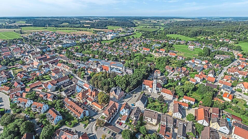 Seit 1926, also hundert Jahre, trägt der Markt Au, bis zur Gebietsreform 1972 im niederbayerischen Landkreis Mainburg und heute im oberbayerischen Landkreis Freising, den Zusatz „in der Hallertau“. Damit wurde die Bezeichnung der Hopfenregion „Holledau“ oder „Hollerdau“ amtlich. Seit 1926, also hundert Jahre, trägt der Markt Au, bis zur Gebietsreform 1972 im niederbayerischen Landkreis Mainburg und heute im oberbayerischen Landkreis Freising, den Zusatz „in der Hallertau“. Damit wurde die Bezeichnung der Hopfenregion „Holledau“ oder „Hollerdau“ amtlich.