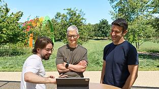 Anton Baranov (l) zeigte seine App sowohl Apple-Chef Tim Cook (M) als auch dessen designiertem Nachfolger John Ternus. Anton Baranov (l) zeigte seine App sowohl Apple-Chef Tim Cook (M) als auch dessen designiertem Nachfolger John Ternus.