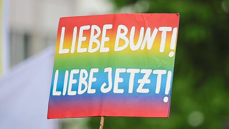Queere Liebe war in Deutschland lange verboten. Der sogenannte 'Schwulenparagraf' wurde erst 1994 abgeschafft. Das ist gerade einmal 30 Jahre her.