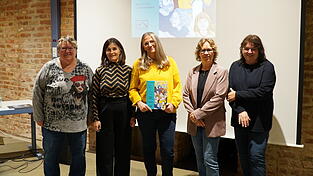 Rita Winter (Selbsthilfegruppe psychische Erkrankung v. l.), Andrea Götz (AOK), Claudia Gliemann, Sandra Hindelang (Beratungsstelle für seelische Gesundheit der Caritas) und Carmen Zrenner (Beratungsstelle für Kinder, Jugendliche und Eltern Dingolfing-Landau)