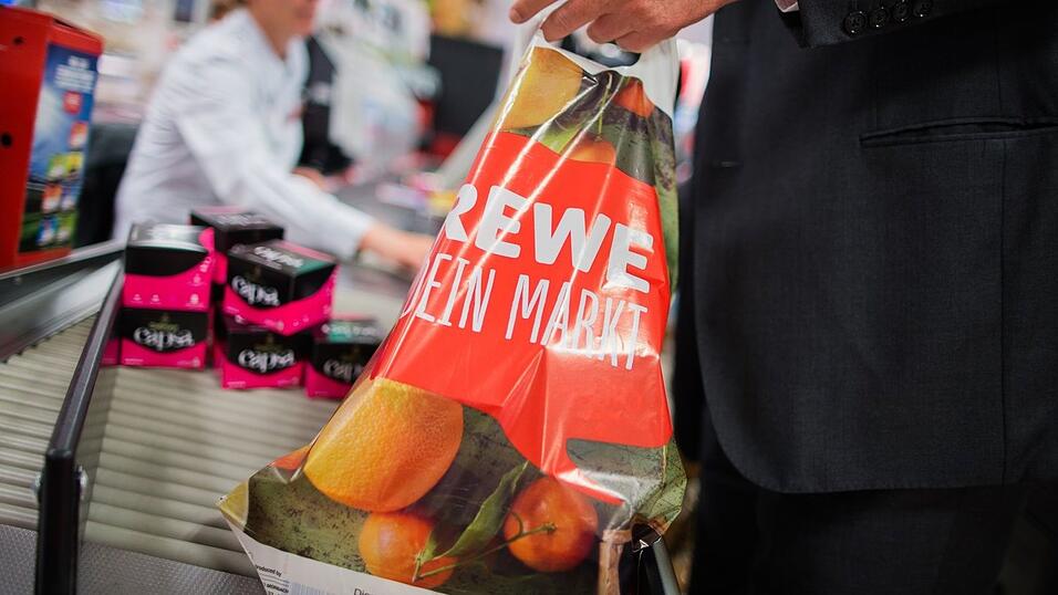 Seit Mitte 2016 gibt es das nicht mehr: Plastiktüten an der Rewe-Kasse.