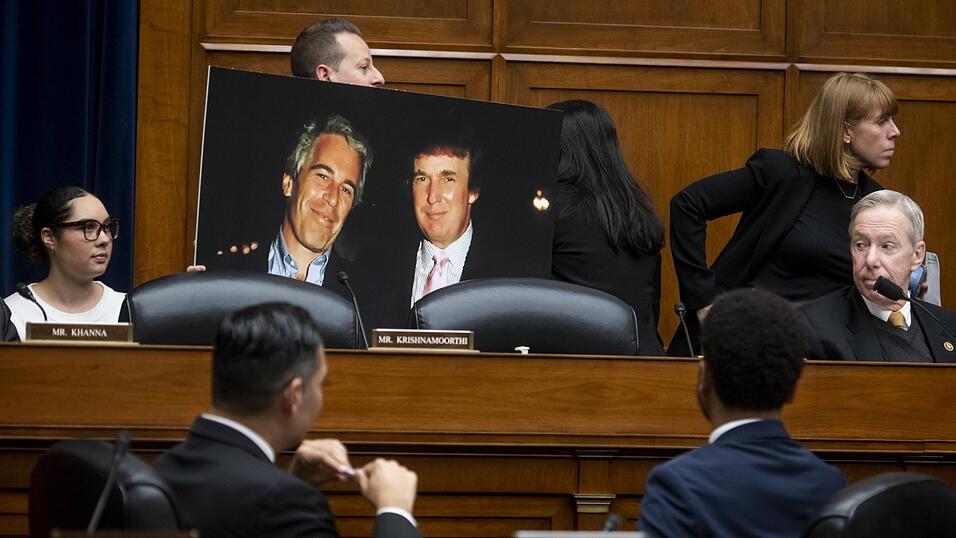 Donald Trump (r.) nannte Jeffrey Epstein 2002 einen &bdquo;tollen Kerl&ldquo;, der sch&ouml;ne junge Frauen genauso gerne m&ouml;ge wie er.