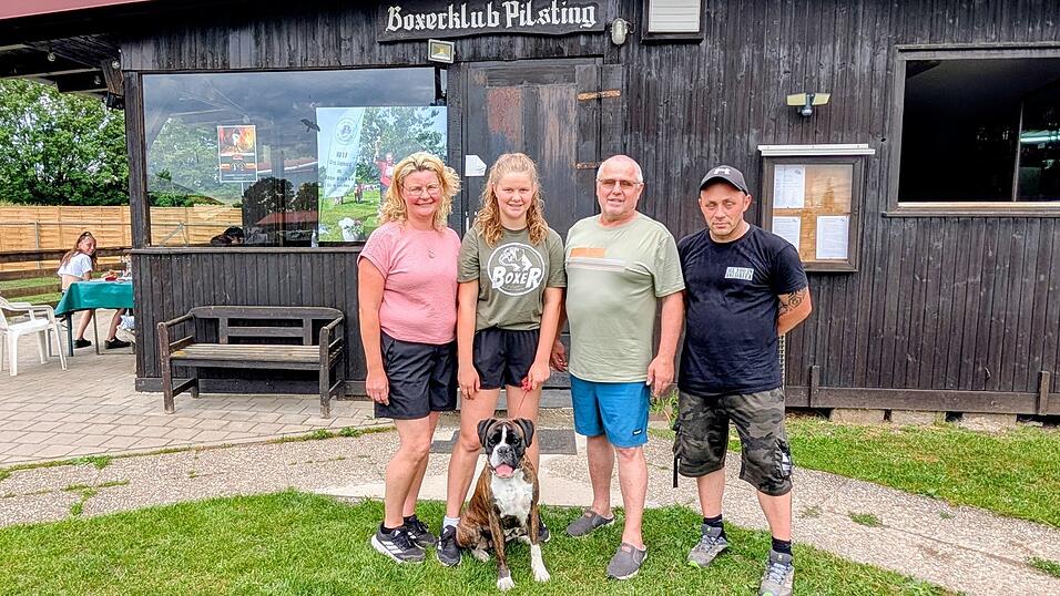 Hier werden Meister gemacht: Melanie Unger (v.l.), Anna Unger, Michael Hopfenspirger. und Trainer Manuel Moosburger mit Calluna am Vereinshaus. Hier werden Meister gemacht: Melanie Unger (v.l.), Anna Unger, Michael Hopfenspirger. und Trainer Manuel Moosburger mit Calluna am Vereinshaus.