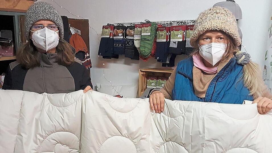 Daniela Skalla und Julia Schneider mit einem mit Alpaka-Wolle gefüllten Bett. Betten mit Alpaka-Wolle vom 'Einberghof' können vorbestellt werden - solange der Vorrat reicht. Daniela Skalla und Julia Schneider mit einem mit Alpaka-Wolle gefüllten Bett. Betten mit Alpaka-Wolle vom 'Einberghof' können vorbestellt werden - solange der Vorrat reicht.