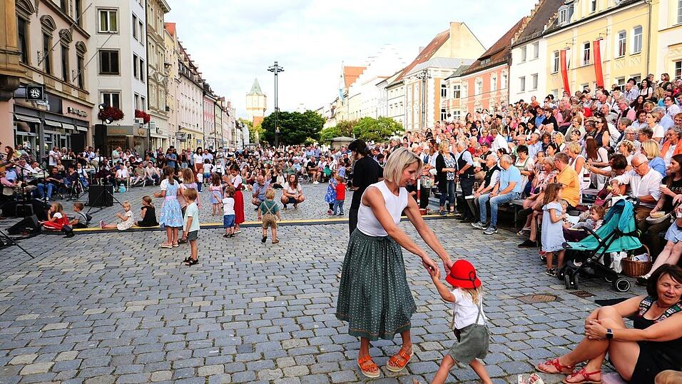 Jung und Alt waren gekommen, um am Vorabend des G&auml;ubodenvolksfests voller Vorfreude zusammen zu feiern.
