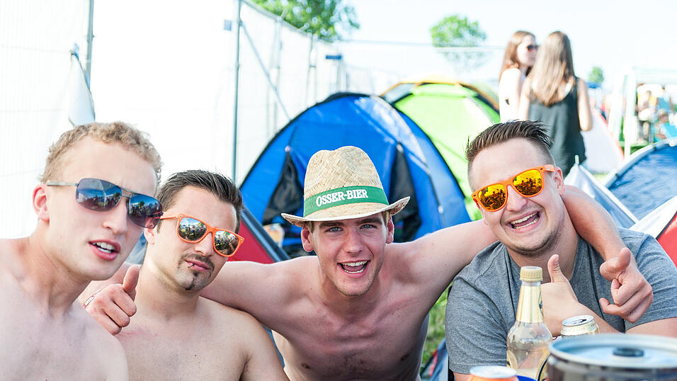 Ein Streifzug durch das Campinggelände: Trotz heißer Temperaturen sind die Festivalbesucher bestens gelaunt. (Foto: Susanne Raith) Ein Streifzug durch das Campinggelände: Trotz heißer Temperaturen sind die Festivalbesucher bestens gelaunt. (Foto: Susanne Raith)