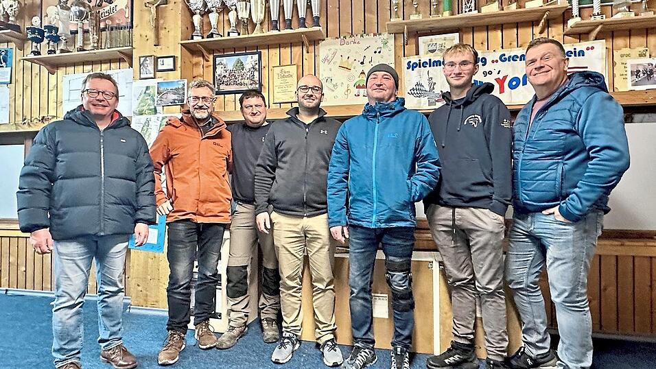Unter ihrer Federführung wurden bereits 407 Handwerksstunden geleistet: Andreas Roder, Thomas Kaufmann, Gerhard Kastner, Nicolas Traurig, Markus und Simon Albrecht sowie Manfred Siegl (von links). Unter ihrer Federführung wurden bereits 407 Handwerksstunden geleistet: Andreas Roder, Thomas Kaufmann, Gerhard Kastner, Nicolas Traurig, Markus und Simon Albrecht sowie Manfred Siegl (von links).