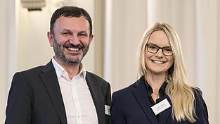 Julia Gerstl und Bürgermeister Markus Hofmann freuen sich über die Auszeichnung.