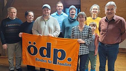 Die in der Nominierungsversammlung anwesenden Kandidaten zusammen mit dem amtierenden Stadtrat Florian Gruber (Dritter von links).