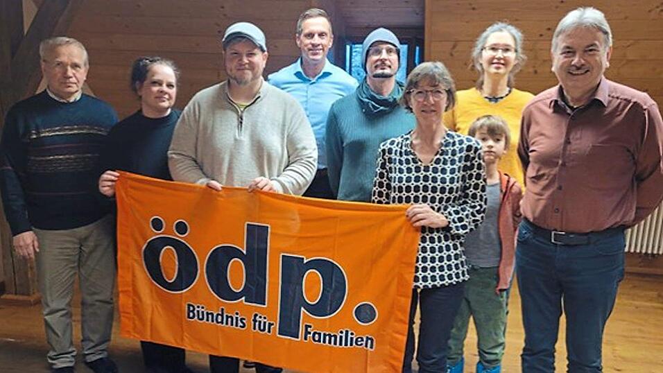 Die in der Nominierungsversammlung anwesenden Kandidaten zusammen mit dem amtierenden Stadtrat Florian Gruber (Dritter von links).