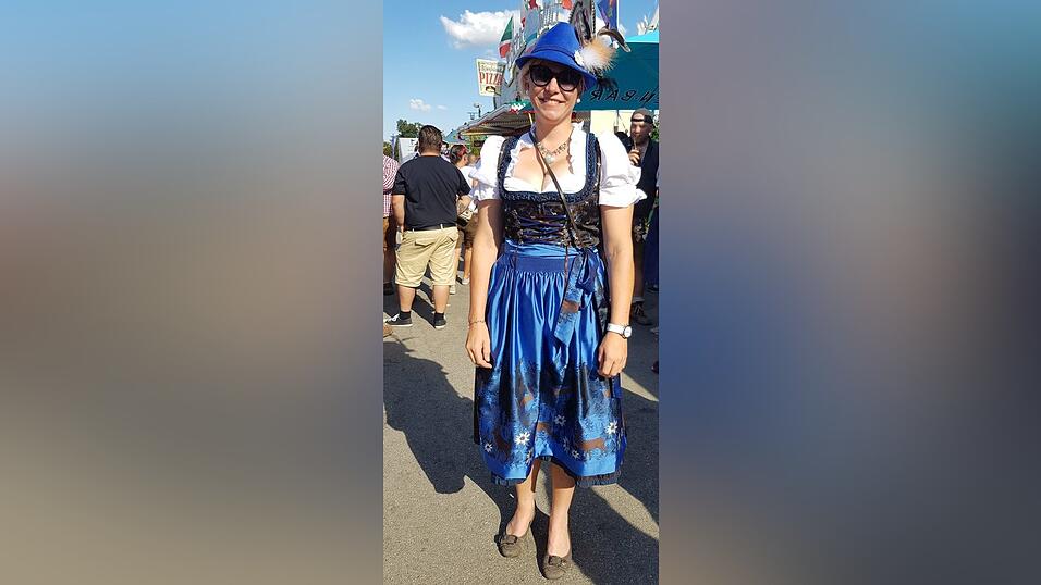 Heute mal etwas knalliger mit passendem Hut. Das heutige Outfit des Tages wird getragen von Yvonne R&ouml;hrl aus der N&auml;he von N&uuml;rnberg.