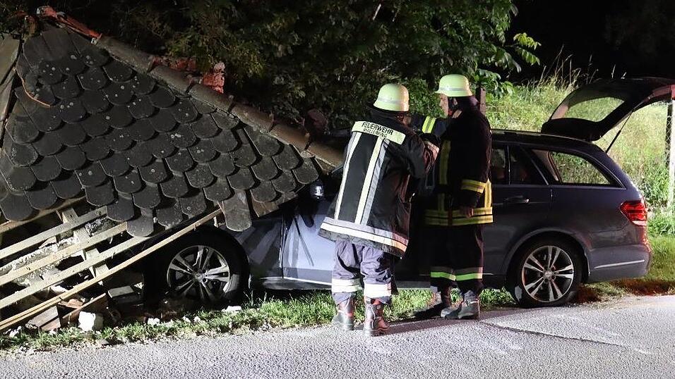 In Wallerfing ist ein junger Autofahrer nachts gegen ein Pumpenhaus geprallt.