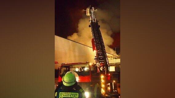 Es dauerte bis in die frühen Morgenstunden, ehe die Einsatzkräfte der Feuerwehr das Feuer unter Kontrolle hatten. (Foto: ih) Es dauerte bis in die frühen Morgenstunden, ehe die Einsatzkräfte der Feuerwehr das Feuer unter Kontrolle hatten. (Foto: ih)