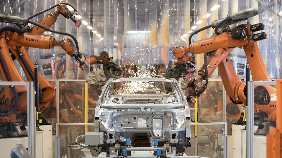 Traditionell bekam Kuka viele Aufträge von Autobauern. Die Krise beim Automarkt trifft nun auch den Zulieferer. (Archivbild) Traditionell bekam Kuka viele Aufträge von Autobauern. Die Krise beim Automarkt trifft nun auch den Zulieferer. (Archivbild)