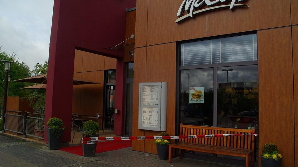 Einbrecher haben in der Nacht auf Dienstag in der McDonald's-Filiale in der Laaberstraße in Dingolfing gewütet. Die Kripo Landshut bittet um Zeugenhinweise. Einbrecher haben in der Nacht auf Dienstag in der McDonald's-Filiale in der Laaberstraße in Dingolfing gewütet. Die Kripo Landshut bittet um Zeugenhinweise.