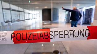 Ein Polizei-Absperrband hängt im Ausstellungsraum des Kelten-Römer-Museum. Ein Polizei-Absperrband hängt im Ausstellungsraum des Kelten-Römer-Museum.