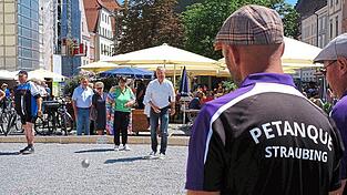 Einfach vorbeischauen und mitspielen. Mannschaften (Vereine, Firmen oder Privatpersonen) können auch gern gegeneinander antreten. Eine Bahn bleibt immer für das freie Spielen frei. Die anderen beiden können kostenlos gebucht werden.
