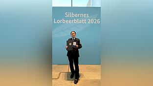 Mit dem &bdquo;Silbernen Lorbeerblatt&ldquo;, dem &bdquo;Bundesverdienstkreuz des Sports&ldquo;, wurde Asude Dursun, Weltmeisterin im Vollkontakt-Kickboxen, aus Deggendorf ausgezeichnet.
