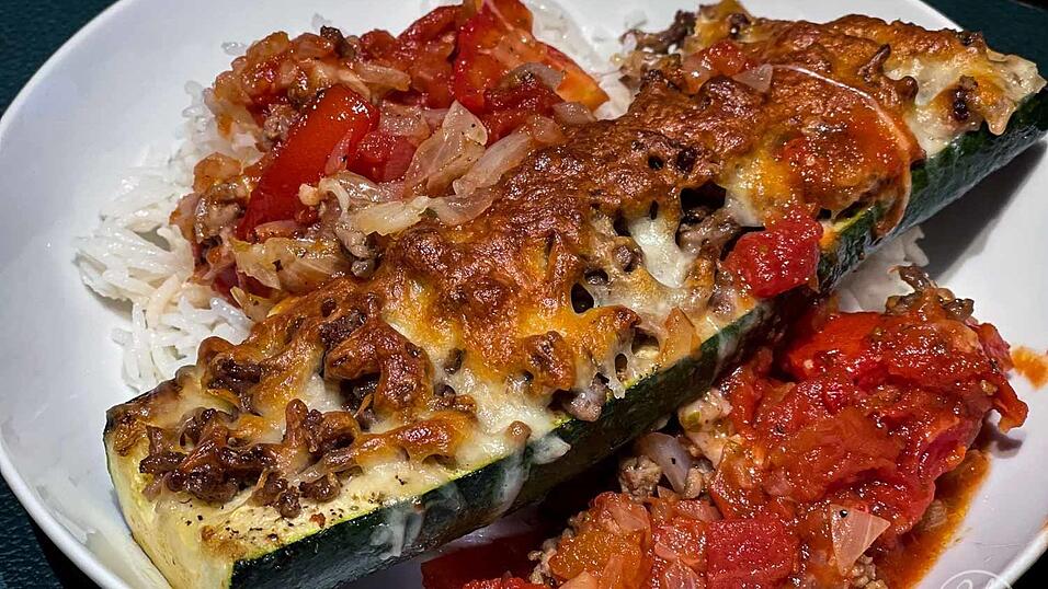 Die überbackenen Zucchini können mit wenig Aufwand im Backofen zubereitet werden.