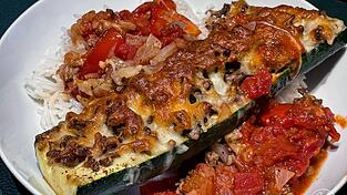 Die überbackenen Zucchini können mit wenig Aufwand im Backofen zubereitet werden.