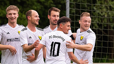 Jubelnde Oberp&ouml;ringer - ein Bild, das die FC-Fans gerne nochmals am Samstag sehen w&uuml;rden, doch gegen den Meister Dingolfing werden die Trauben extrem hoch h&auml;ngen.