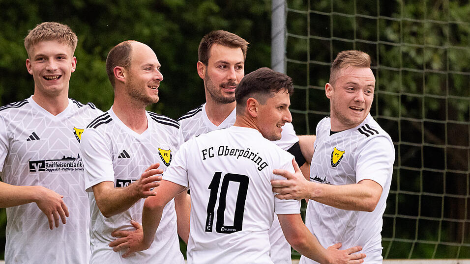 Jubelnde Oberpöringer - ein Bild, das die FC-Fans gerne nochmals am Samstag sehen würden, doch gegen den Meister Dingolfing werden die Trauben extrem hoch hängen. Jubelnde Oberpöringer - ein Bild, das die FC-Fans gerne nochmals am Samstag sehen würden, doch gegen den Meister Dingolfing werden die Trauben extrem hoch hängen.
